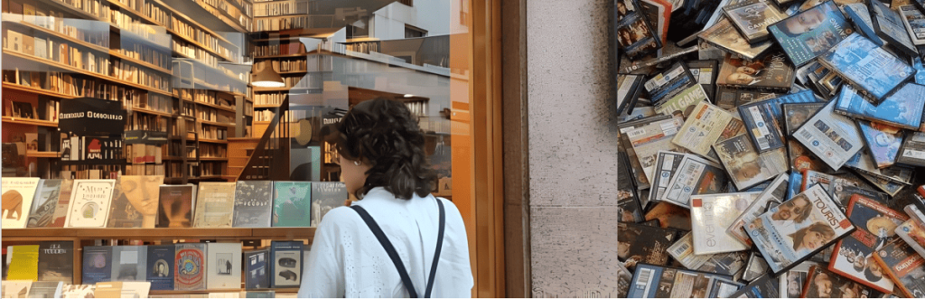 Mujer joven de pelo negro, de espaldas ala cámara, frente a la vitrina de una librería. A la derecha, muchas cajas de CD de películas de los noventa.