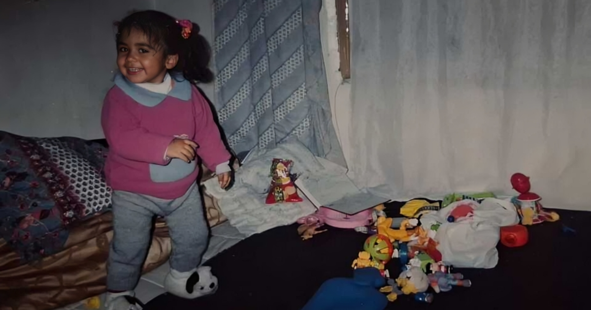 Fotografía de Kasandra Bustos durante su infancia.