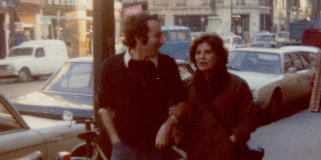 fotografía de dos personas, un hombre y una mujer, que van tomados del brazo conversando entre ellos