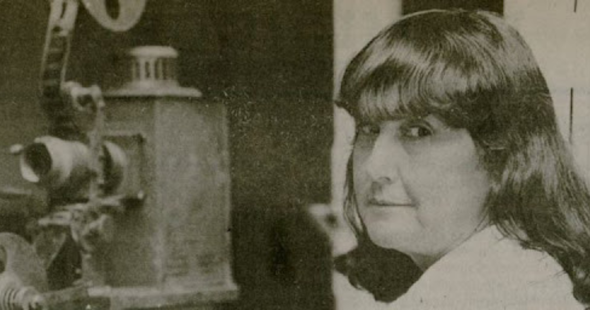 Alicia Vega junto a cámara de cine