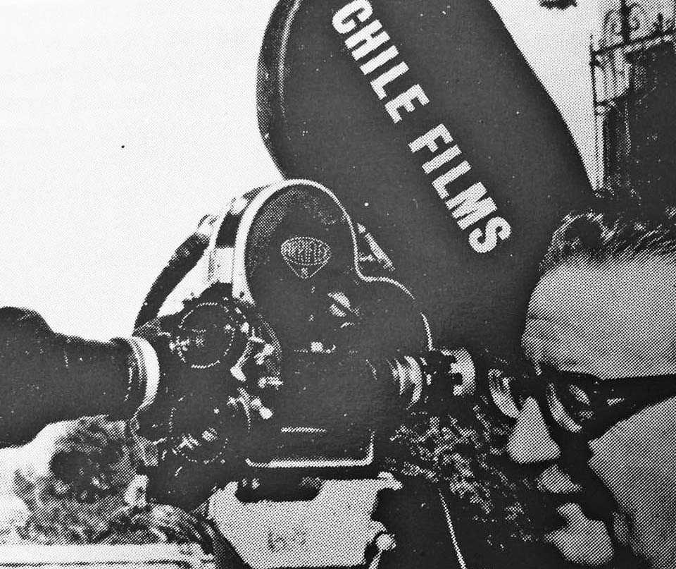 Presidente Salvador Allende detrás del lente de una cámara cinematográfica, con la leyenda "Chile Films" en el costado.