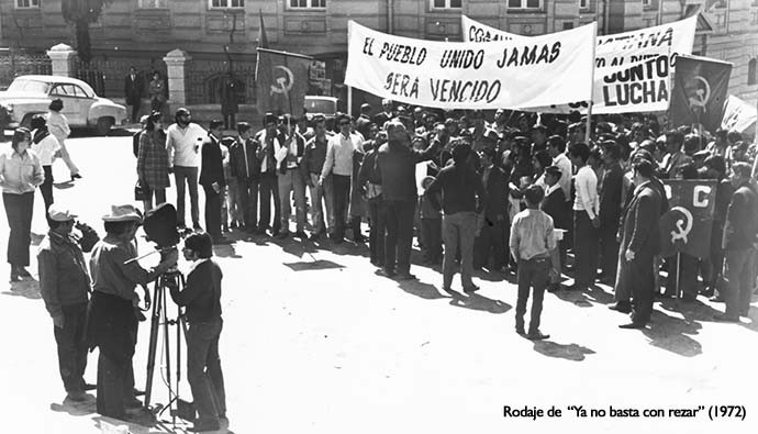 fotografía del rodaje de la película "Ya no basta con rezar" de 1972. El equipo de grabación se encuentra a la izquierda y los actores a la derecha.